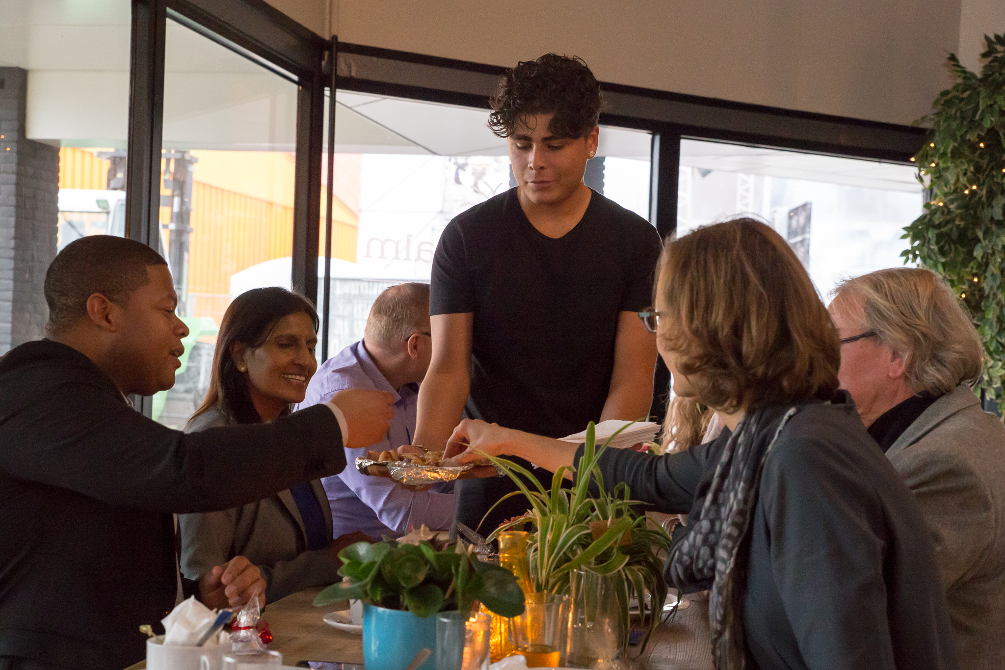 speciale-surinaamse-lekkernijen-werden-uitgedeeld-tijdens-event-lelystad-_