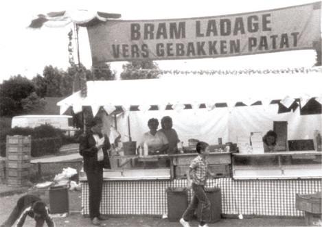 Bram Ladage trakteert publiek op 50-jarig jubileum met gratis zak patat