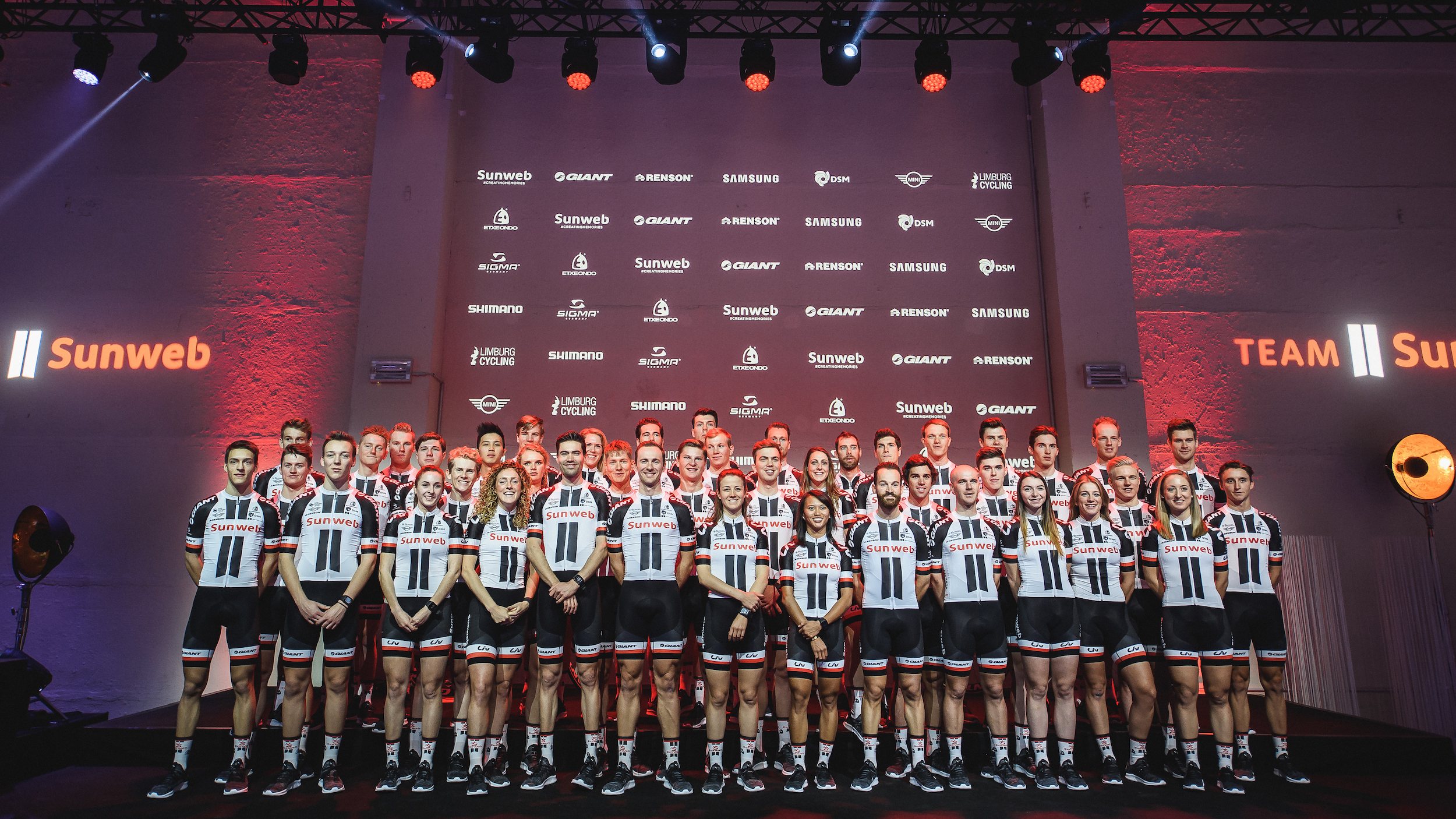 Wielerploeg Team Sunweb naar A1 Bedrijvenpark Deventer