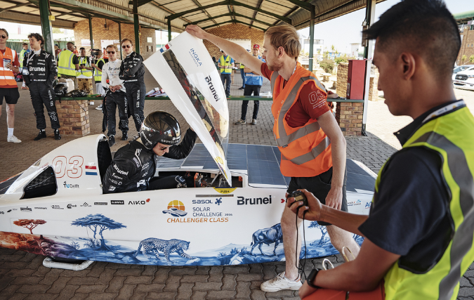 Brunel Solar Team doorstaat technische keuring in recordtijd met innovatief zonnepaneel