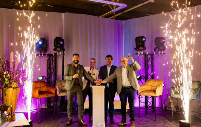 Daily Trade Fair Venlo geopend met grote glans – samen met 120 ambassadeurs wordt er geproost  op een succesvolle eerste beursdag