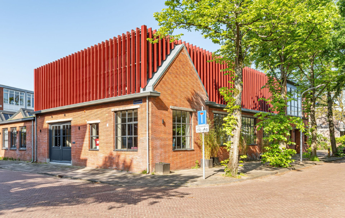 Uitzonderlijke renovatie: volledig houten casco achter muren industrieel erfgoed geplaatst