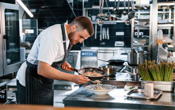 Een keuken met chef-kok in de bedrijfskantine