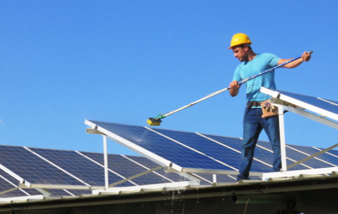 Maak uw bedrijf klaar voor de winter: Essentiële tips voor het onderhoud van zonnepanelen